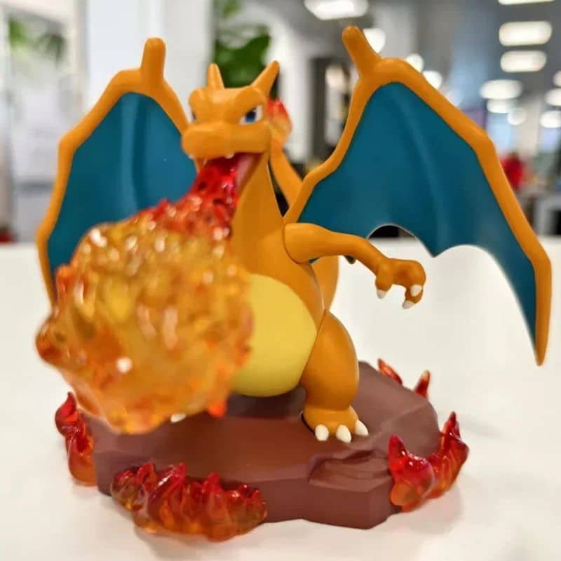 Figurine Dracaufeu En Attaque Avec Flamme Géante 9 cm